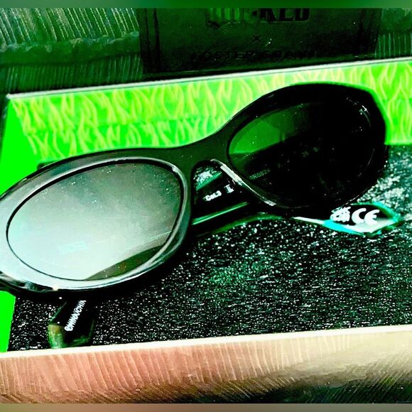 NEW Wicked x Foster Grant Sunglasses Collection Sunnies Positively Green Elthaba - Picture 6 of 12